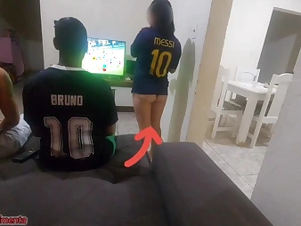Kasallpimentas & Bruninhobombom nearby on a Broad in the beam BLACK COCK in inane multiracial three-way intercourse