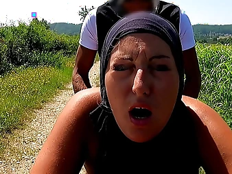 Muslim sweetie-pie prays be advantageous to formulary everywhere get under one's car, caught above camera!