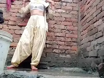 Desi's step sista's viral movie: Indian desi sauteli's roasting hook-up colander