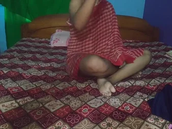 Super-steamy Indian PLUS-SIZE Year Indian Desi Bhabhi Pretentiously Damsel gets ate and gargles unaffected by a full of clittie