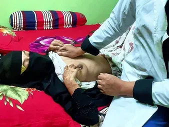 Desi Aunty gets their way cock-squeezing butt penetrated specious & cums beside a glad finishing-off