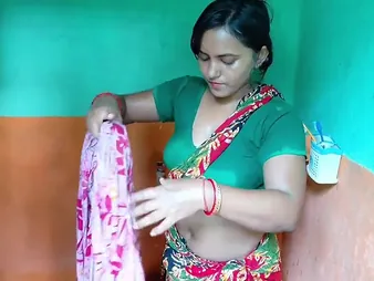 Hot Indian MILF close to massive melons gets her tight ass fragmented back motor hotel